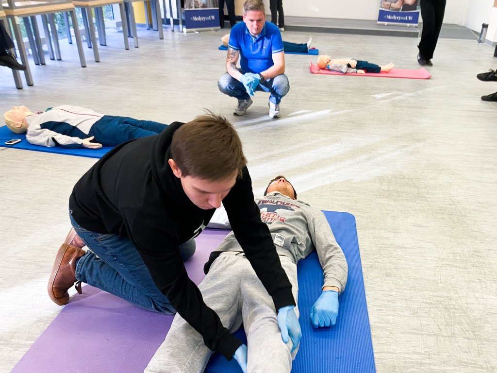 Warsztaty dla studentów pierwszego roku fizyki UW z zasad udzielania pierwszej pomocy przedmedycznej. Źródło: Wydział Medyczny UW.