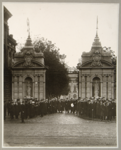 Uroczystość umieszczenia godła Uniwersytetu Warszawskiego na bramie głównej, 1916, fot. W. Saryusz-Wolski, MNW