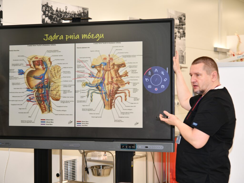 Nagranie podkastu z dr. hab. n. med. Marcinem Wiśniewskim z Pracowni Anatomii Prawidłowej UW w ramach cyklu "Medyczne Horyzonty UW". Źródło: WIM-PIB