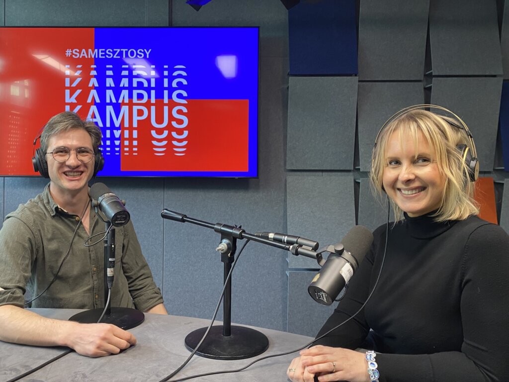 Dr n. med. Agata Tomaszewska podczas nagrania w studio Radia Kampus. Źródło: Wydz. Medyczny UW